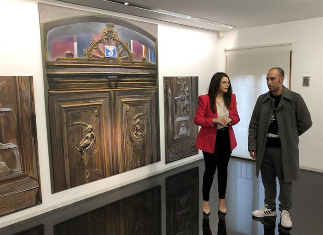 La vicepresidenta segunda de la Diputación, Gema Gómez, visita la exposición junto a su autor, Marcos Gutiérrez.
