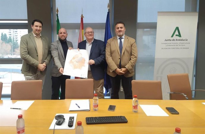 Junta y Ayuntamiento de Ogíjares (Granada) celebran una mesa de trabajo para avanzar en la aprobación del PGOU.