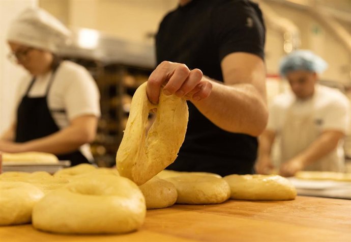 Pasteleros elaboran la masa de roscones en la pastelería Pan Delirio, a 2 de enero de 2023, en Madrid (España). Los madrileños consumirán estas fechas 2,6 millones de roscones de Reyes artesanos, pese a experimentar un incremento del 9% de media ese año