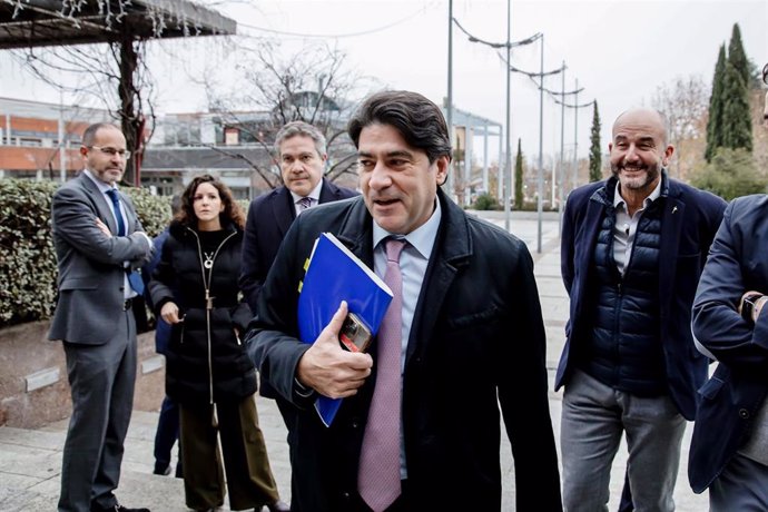 El consejero de Transportes e infraestructuras de la Comunidad de Madrid, David Pérez, a su llegada a la reunión del Consejo de Gobierno, en el Ayuntamiento de Alcobendas, a 11 de enero de 2023, en Alcobendas, Madrid (España). 