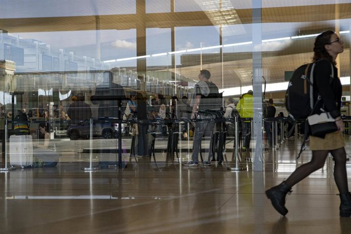 Archivo - Un grupo de personas en el aeropuerto de Barcelona, a 4 de noviembre de 2022, en Barcelona, Catalunya (España). El cierre del espacio aéreo en Catalunya desde hoy por la mañana ha afectado a 159 vuelos entre los aeropuertos de Barcelona-El Pra