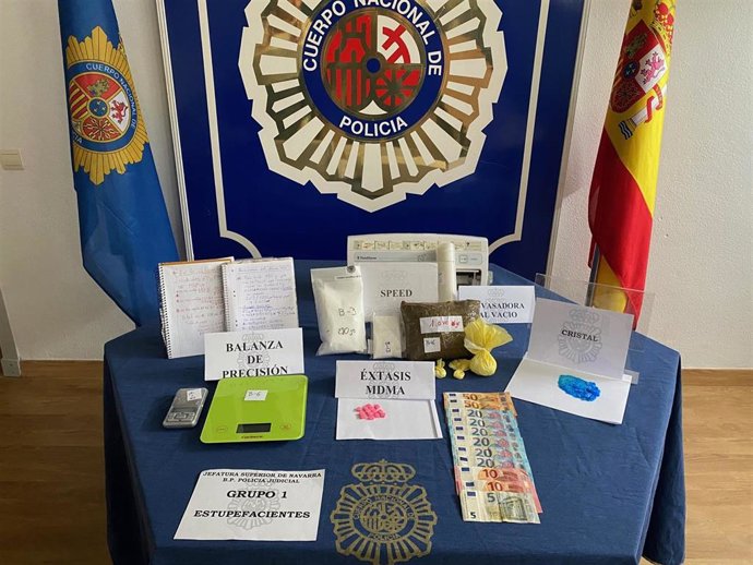 Droga, dinero y cuadernos de contabilidad incautados al detenido.