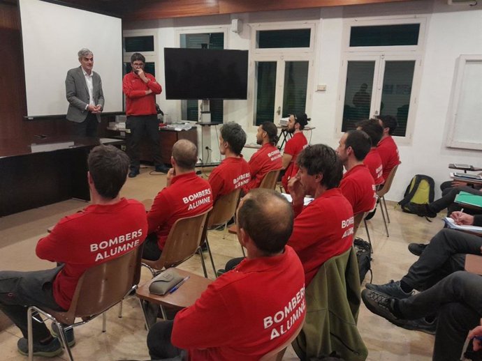 El conseller insular de Hacienda y Función Pública, Josep Lluís Colom, junto a algunos de los candidatos.