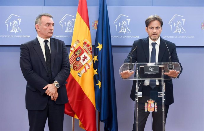 El portavoz adjunto de UP, Enrique Santiago (i) y el presidente del grupo parlamentario de Unidas Podemos en el Congreso, Jaume Asens (d), durante una rueda de prensa, en el Congreso de los Diputados, a 19 de diciembre de 2022, en Madrid (España).