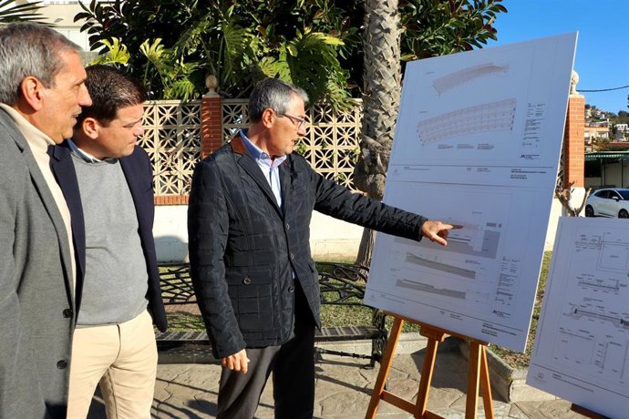 El presidente de la Diputación y alcalde de Rincón de la Victoria, Francisco Salado, ha presentado el proyecto de la nueva pasarela de la Senda Litoral a su paso por el municipio.