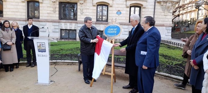 El alcalde de Bilbao, Juan Mari Aburto, el director del Museo Guggenheim Bilbao, Juan Ignacio Vidarte, y el Decano del Colegio de Abogados de Bizkaia, Carlos Fuentenebro, descubren la placa.