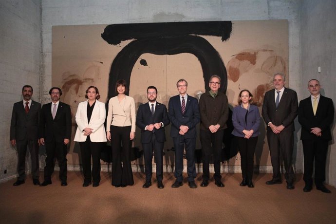 El president de la Generalitat, Pere Aragons; l'alcaldessa de Barcelona, Ada Colau; els ministres Diana Morant i Joan Subirats; i els rectors de la UB, la UPF i la UAB