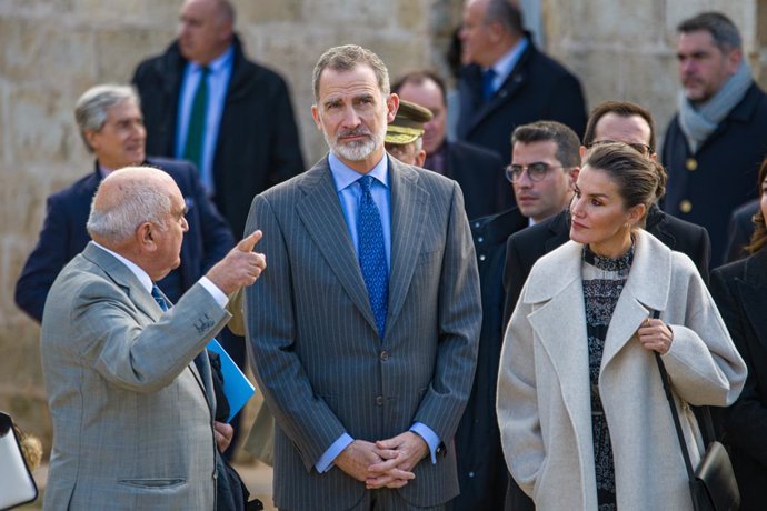 Los Reyes Felipe VI (c) y Letizia, a su llegada al islote del Rey, a 12 de enero de 2023, en Menorca, Baleares (España). Antes de asistir a la inauguración de la farmacia, los Reyes han visitado la isla del Rey, un islote en el Puerto de Mahón que en 17