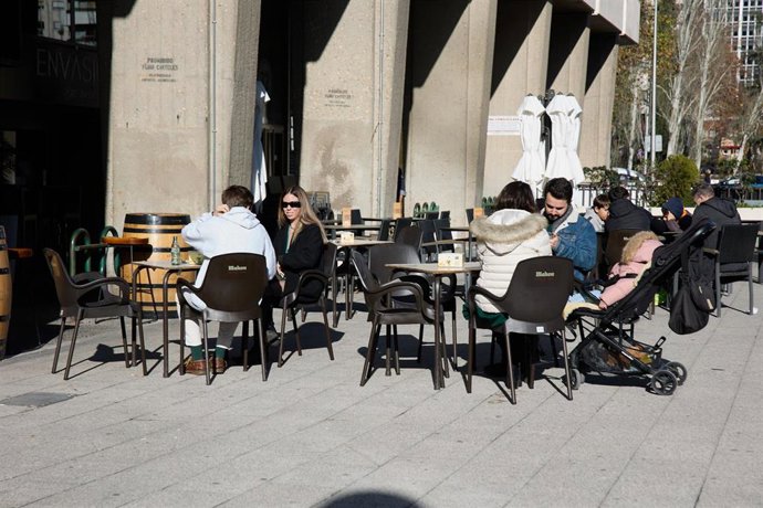 Varios jóvenes disfrutan del aperitivo