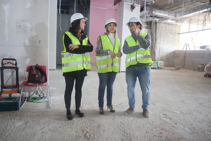 La alcaldesa de Alcalá de Guadaíra, Anan Isable Jiménez, ha visitado este jueves las obras de la nueva Oficina de Atención al Ciudadano.