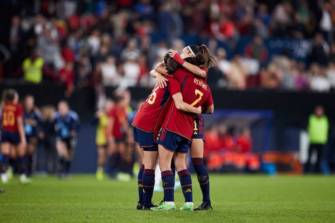 Archivo - Oihane Hernandez and Ane Azkona of Spain celebrates the win after the Wonens International Friendly match between Spain and USA at El Sadar on October 11, 2022, in Pamplona, Spain.