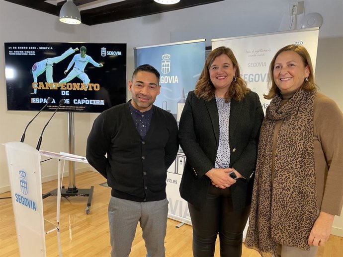 En la imagen, la alcaldesa, Clara Martín; la concejal de Deportes, Marian Rueda, y el organizador, Flavio Oliveira.