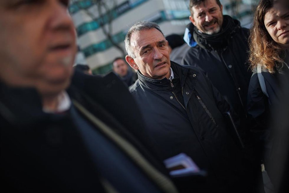 El secretario general del PCE y portavoz parlamentario de Izquierda Unida, Enrique Santiago (i) y el diputado de Podemos Rafael Mayoral (d), en los Juzgados de lo Penal, el día que juzgan a los sindicalistas de la plantilla de Alcoa detenidos en una pro
