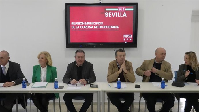 El secretario general del PSOE-A, Juan Espadas, se reúne en Castilleja de la Cuesta con alcaldes del área metropolitana de Sevilla.