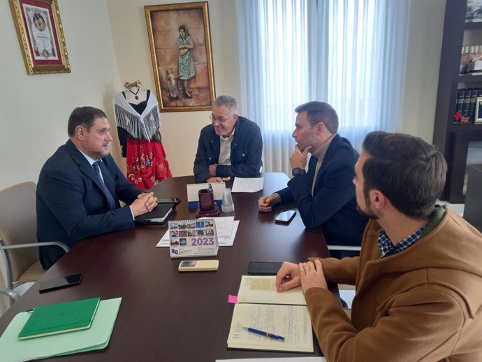 El delegado de Educación, Francisco Alonso, en su reunión en Olula del Río (Almería)