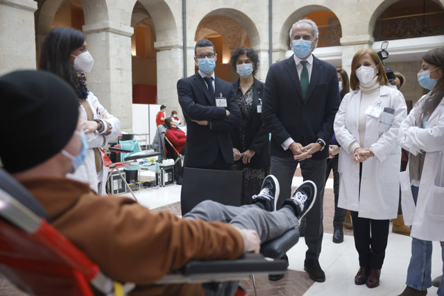 Ruiz Escudero en su visita a la campaña de donación de sangre en la Real Casa de Correos