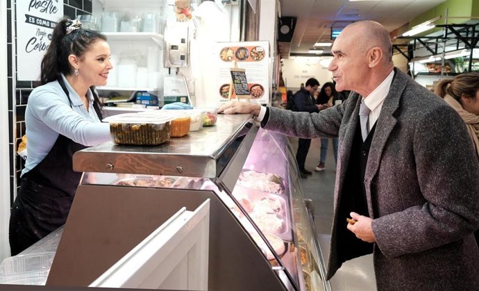 El alcalde de Sevilla, Antonio Muñoz, en el mercado de abastos Las Palmeritas.