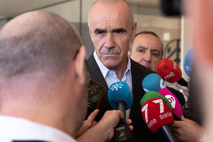 Archivo - El alcalde de Sevilla, Antonio Muñoz, atiende a los medios en una foto de archivo.