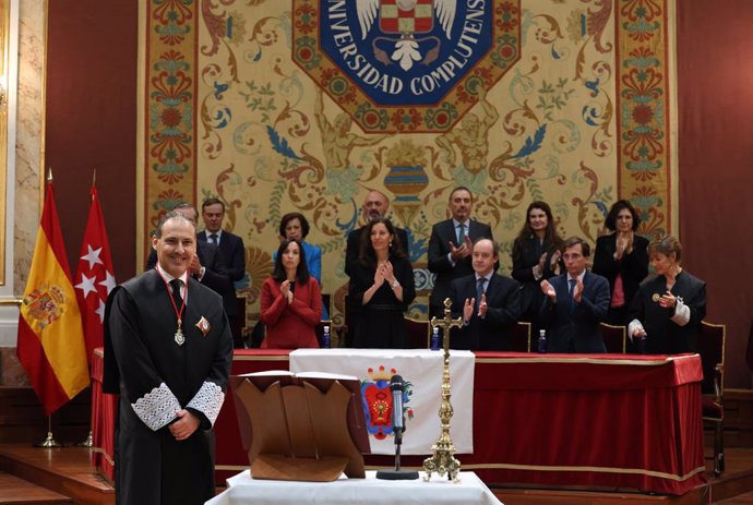 El nuevo decano del Ilustre Colegio de la Abogacía de Madrid (ICAM), Eugenio Ribón (i), posa en el acto de toma de posesión en el Paraninfo de la Universidad Complutense de Madrid, a 12 de enero de 2023, en Madrid (España). Eugenio Ribón fue proclamado 