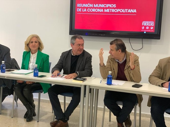 El secretario general del PSOE-A, Juan Espadas, se reúne con alcaldes del área metropolitana de Sevilla.