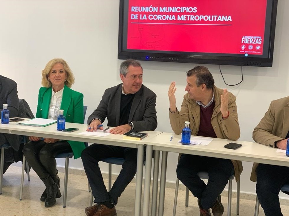El secretario general del PSOE-A, Juan Espadas, se reúne con alcaldes del área metropolitana de Sevilla.