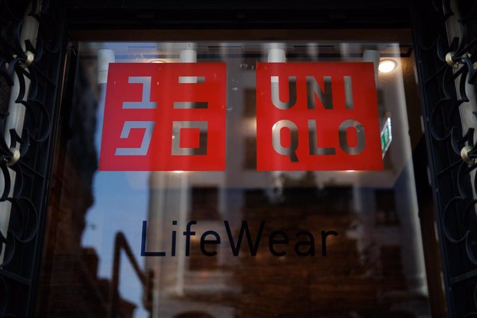 Archivo - Escaparate de una tienda de Uniqlo en la Gran Vía, la segunda que abre en Madrid, a 5 de octubre de 2022, en Madrid (España). El nuevo local de la cadena de tiendas de ropa japonesa cuenta con más de 2.000 metros cuadrados distribuidos en cuat