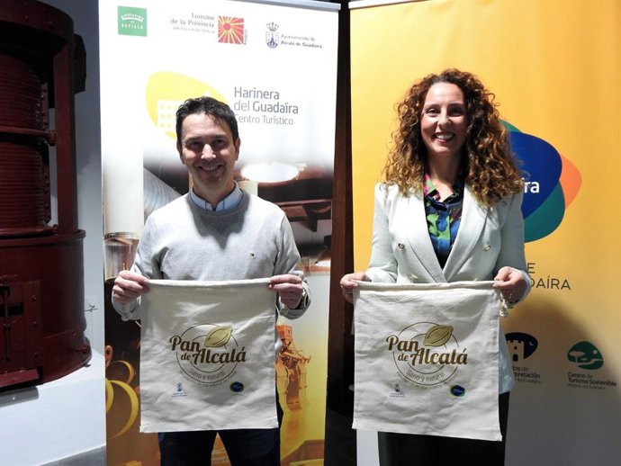 El presidente de la Asociacion de Panaderos de Alcalá de Guadaíra, Eulogio González, y la edil de Turismo, Rosa Carro.