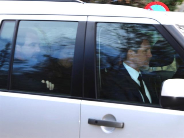 Pablo,Nicolás y Alexia de Grecia abandonando con rostro serio en coche el palacio Real de Tatoi
