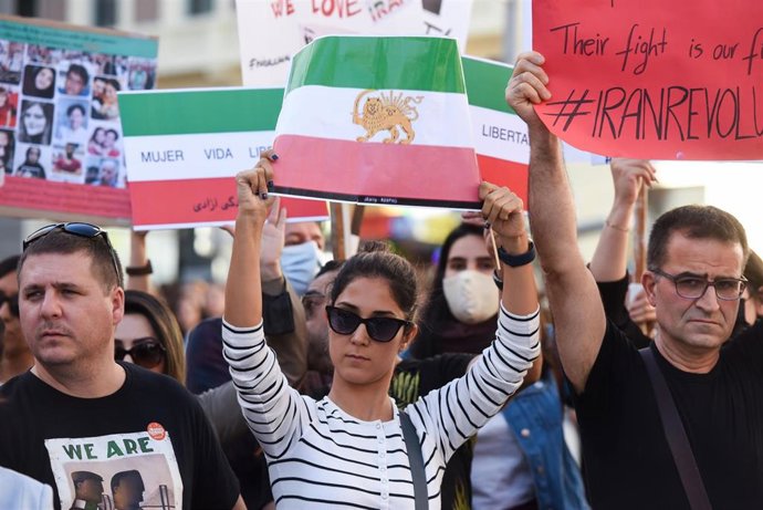 Archivo - Varias personas se manifiestan para pedir respeto por los derechos de las mujeres iraníes.