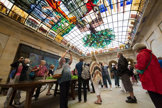 Archivo - Gernika 06-07-2016 Turistas en el la Sala de la Vidriera en el edificio de la Casa de Juntas de Gernika MITXI