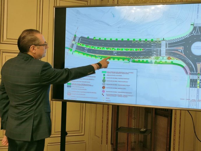 El concejal de Fomento, Fernando Cabrias, durante la presentación del proyecto para el nuevo tramo del carril bici.