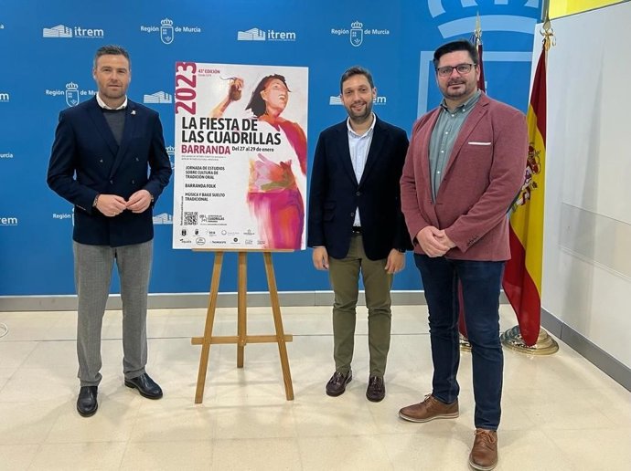 El alcalde de Caravaca de la Cruz, José Francisco García, el director del Instituto de Turismo de la Región de Murcia, Juan Francisco Martínez, y el presidente de los Aguilanderos de Barranda, Carlos Manuel Salcedo, en la presentación del cartel