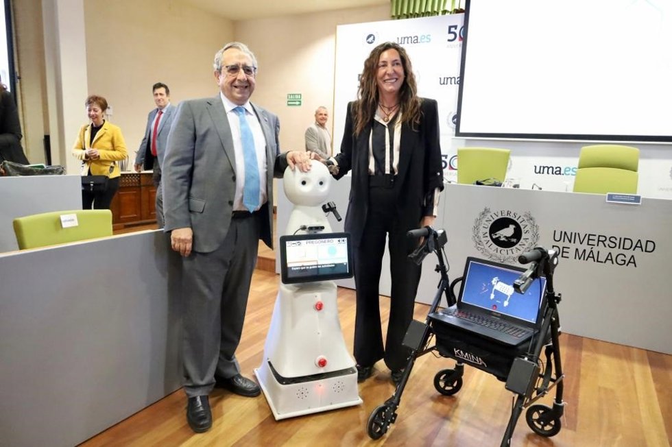 La consejera de Inclusión Social, Juventud, Familias e Igualdad, Loles López, y el rector de la Universidad de Málaga (UMA), José Ángel Narváez, durante la presentación del Plan Más cerca