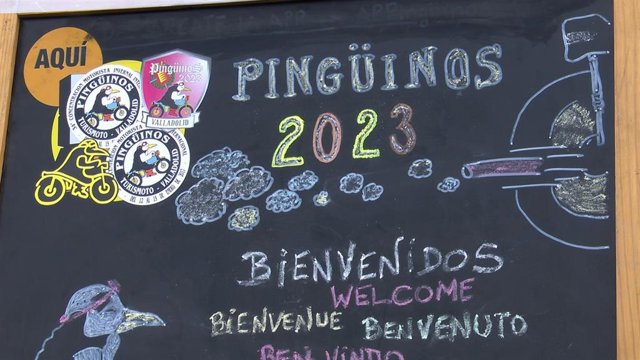 Letrero de bienvenida en la concentración motera 'Pinguinos' 2023 en Valladolid.