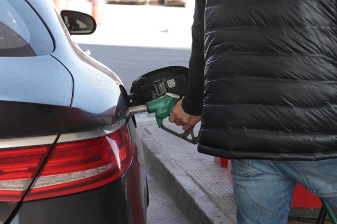 Archivo - Una persona reposta gasolina en su vehículo en una gasolinera el día en que ha entrado en vigor la rebaja de 20 céntimos en el litro de la gasolina, a 1 de abril de 2022, en Albacete, Castilla-La Mancha (España). Desde hoy, 1 de abril, se apli