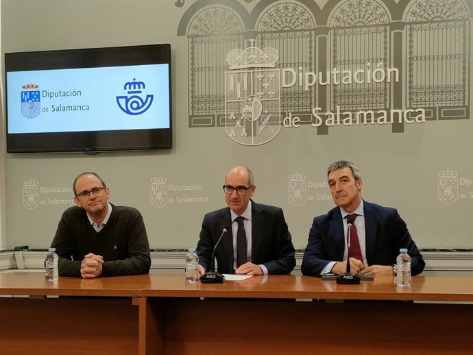 El diputado provincial Antonio Luis Sánchez, el presidente de la Diputación de Salamanca, Javier Iglesias, y el director de Productos y Servicios de Correos, Manuel Zapatero, de izquierda a derecha, en la presentación del acuerdo.