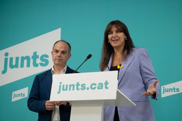 Archivo - El secretario general de Junts, Jordi Turull, y la presidenta de Junts, Laura Borràs, comparecen tras una reunión en la sede de Junts per Catalunya, a 29 de septiembre de 2022, en Barcelona, Cataluña (España). La ejecutiva de Junts se reúne desp