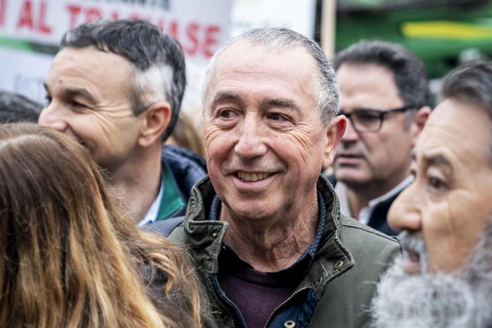 El portavoz de Compromís en el Congreso de los Diputados, Joan Baldoví, acompaña a un grupo de personas pertenecientes a la plataforma del Círculo del Agua que se concentran ante la sede del Ministerio de Transición Ecológica