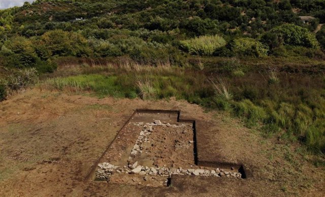 El famoso santuario antiguo se sospecha desde hace tiempo en la llanura situada bajo la antigua fortaleza de Samikon, que domina el paisaje desde lejos en la cima de una colina al norte de la laguna de Kaiafa, en la costa occidental del Peloponeso.