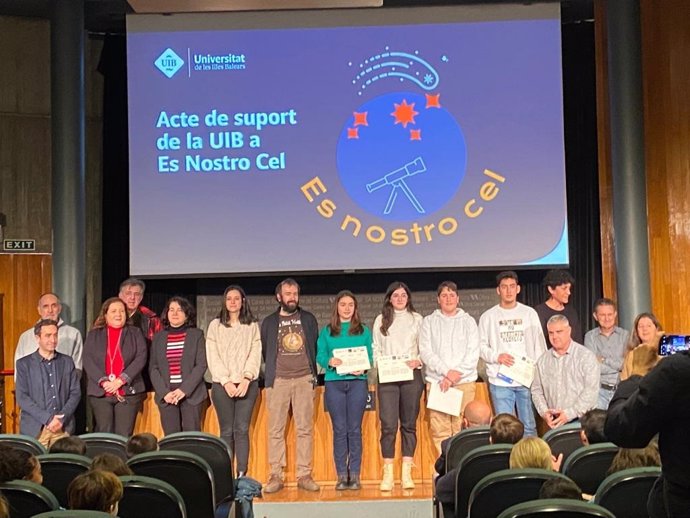 Los miembros de la candidatura 'Es Nostro Cel', junto a investigadores de la Universitat de les Illes Balears y de la Universidad de Granada.