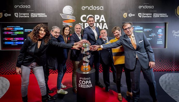 El presidente de la FEB, Jorge Garbajosa, posa junto al trofeo de la Copa de la Reina.