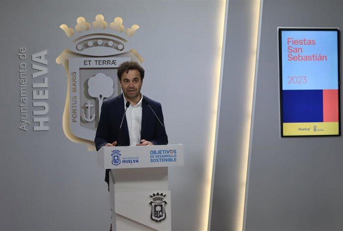 El teniente alcalde de Cultura del Ayuntamiento de Huelva, Daniel Mantero, presenta en rueda de prensa los conciertos de las fiestas de San Sebastián 2023.