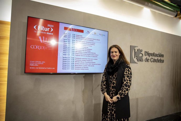 La delegada de Turismo de la Diputación y vicepresidenta del Patronato de Turismo, Inmaculada Silas, con la programación de Fitur.