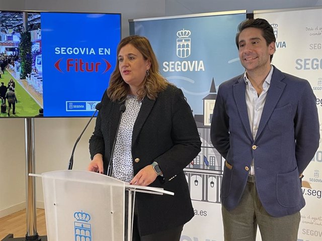 La alcaldesa, Clara Martín, y el concejal de Turismo, Miguel Merino, hoy en rueda de prensa.