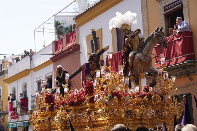 Archivo - El Cristo de las Tres Caídas de la Hermandad de la Esperanza de Triana entra en su capilla, en la Semana Santa de 2022. 