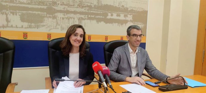 La portavoz del Ayuntamiento de Talavera, Flora Bellón, y el concejal de Contrataciones y Seguimiento de las Concesiones, Luis Enrique Hidalgo