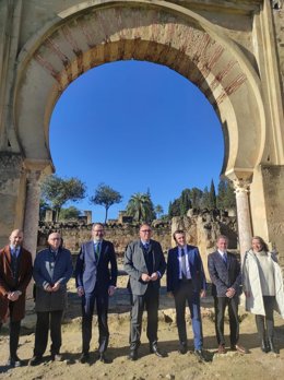 Bernal (centro), junto al resto de autoridades, en la presentación en Medina Azahara de la oferta que Andalucía llevará a Fitur.