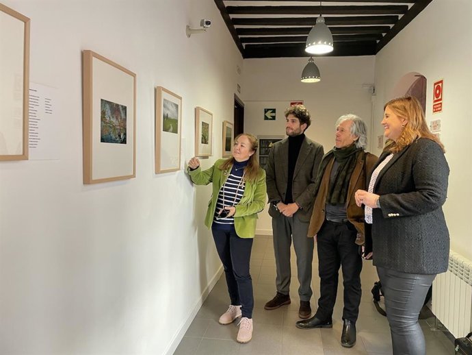 La alcaldesa de Segovia, Clara Martín, y el concejal de Cultura, Alberto Espinar, junto con los autores de la exposición en el acto de inauguración.