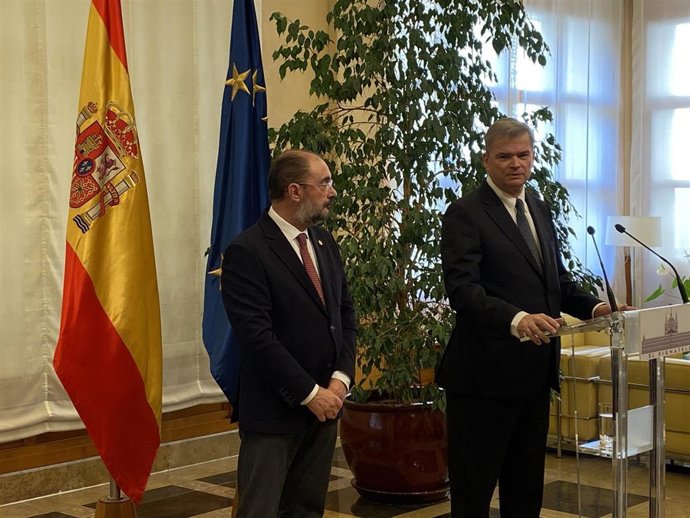 El presidente del Gobierno de Aragón, Javier Lambán, y el director de Amazon Customer Fulfillment para Francia, Italia y España, Fred Pattje.