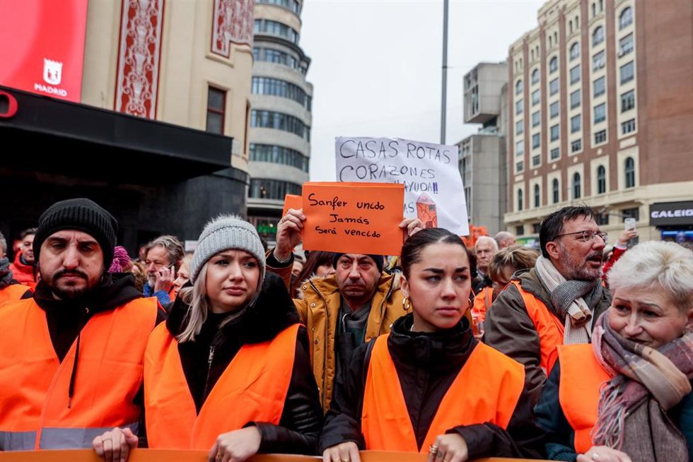 Varias personas protestan en una manifestación por las afecciones de las obras de la línea 7B de Metro, en la Plaza del Callao.